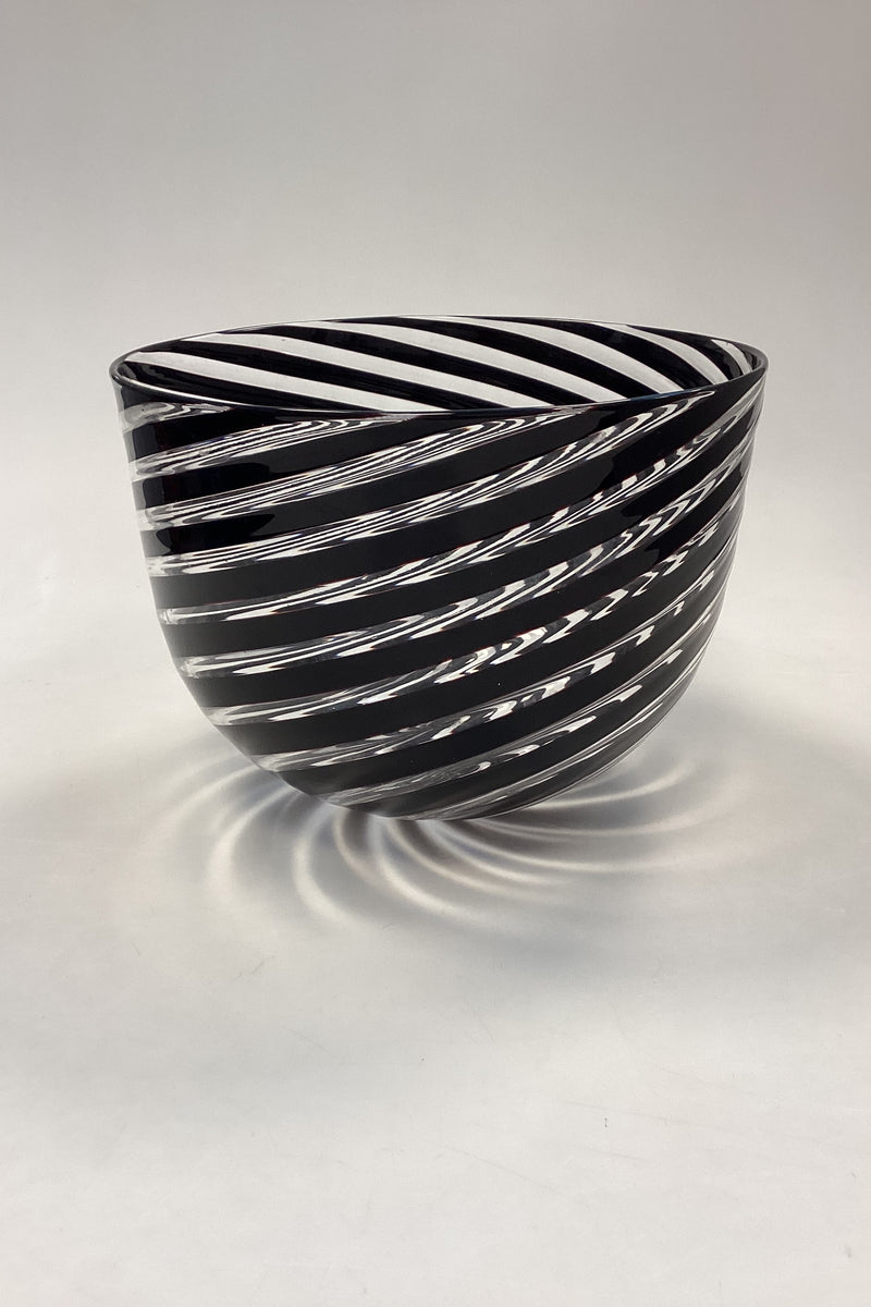 Glass bowl by Peter Svarrer