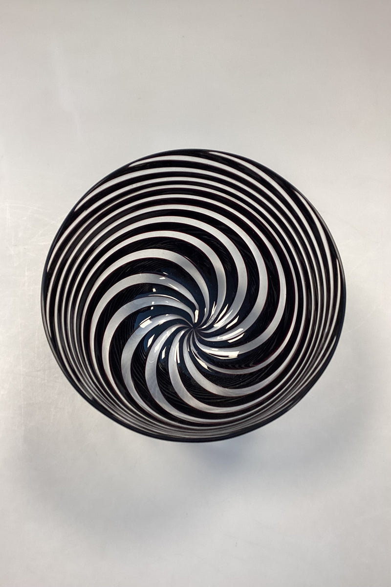 Glass bowl by Peter Svarrer