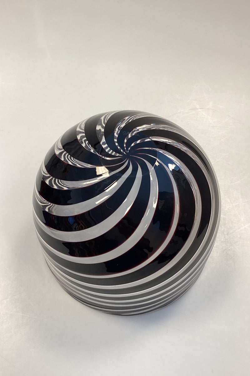 Glass bowl by Peter Svarrer