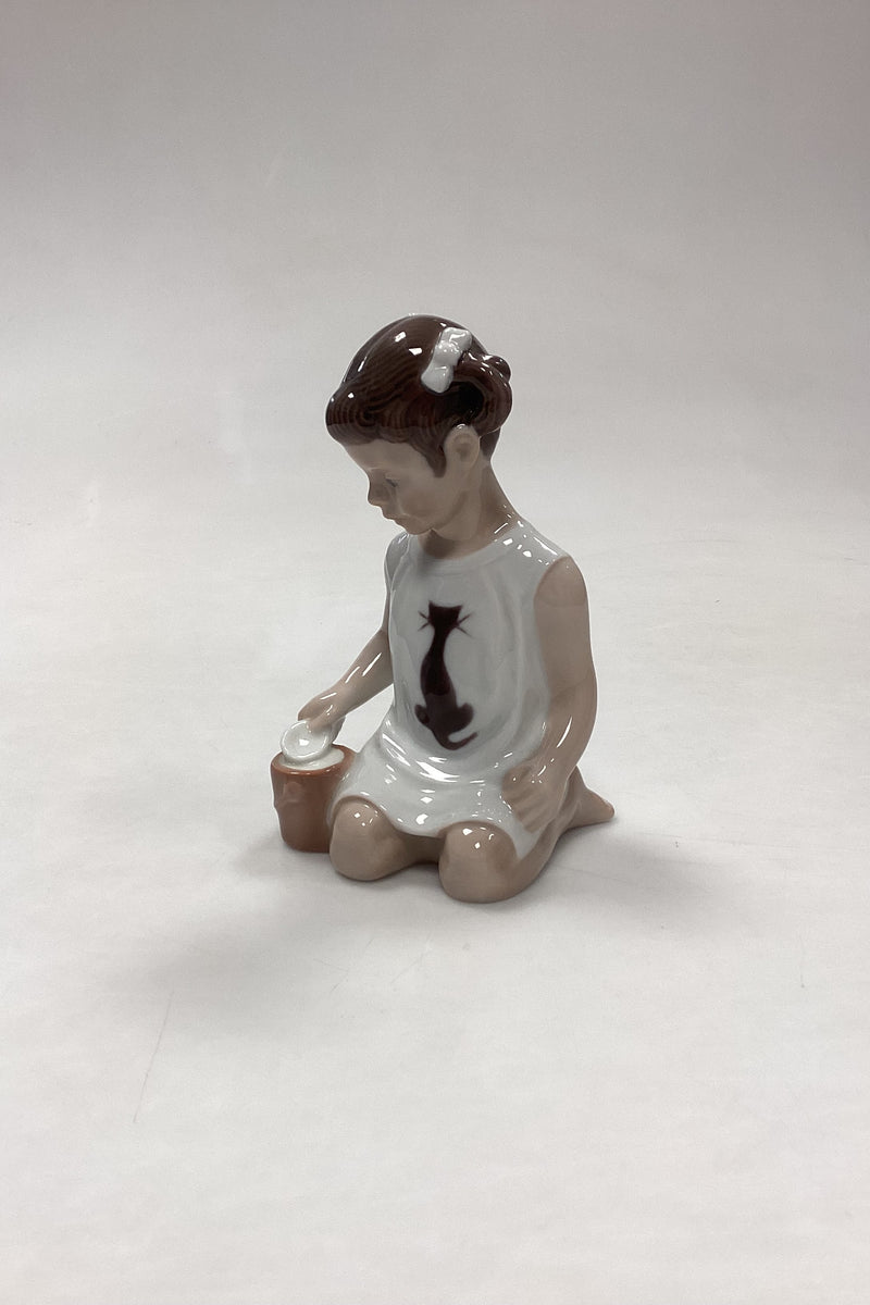 Lyngby Porcelain figurine of Girl with Bucket No. 20