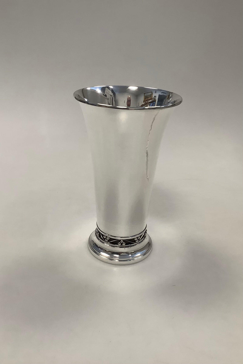 Georg Jensen Sterling Sølv Vase No 469B med Gennembrudt Mønster designet af Harald Nielsen - Danam Antik