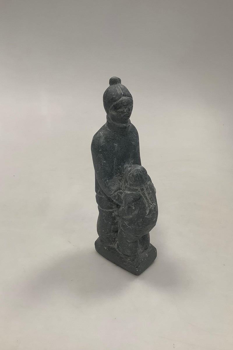 Grønlandsk Fedtstensfigur af Inuit Kvinde og barn - Danam Antik