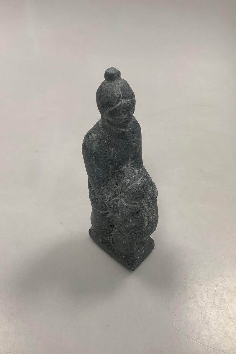 Grønlandsk Fedtstensfigur af Inuit Kvinde og barn - Danam Antik