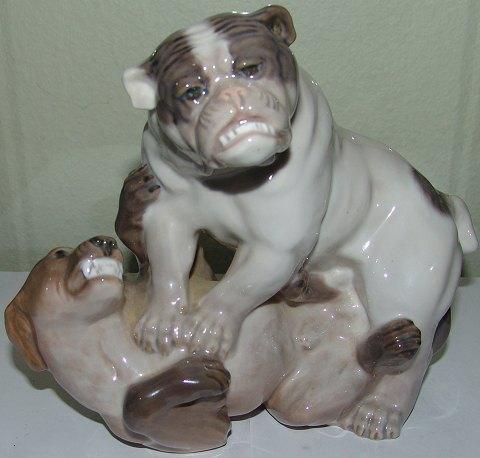 Royal Copenhagen Figur Bulldogs der leger No 2326 - Danam Antik