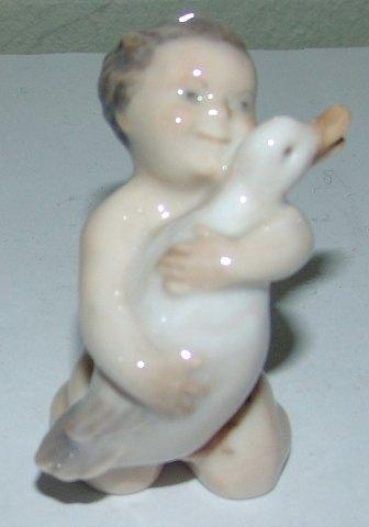 Royal Copenhagen Figur Pige med And No 2332 - Danam Antik