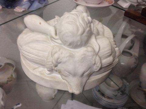 Royal Copenhagen Flot Gammel Bisque Figur af Liggende dreng - Danam Antik