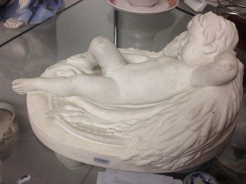 Royal Copenhagen Flot Gammel Bisque Figur af Liggende dreng - Danam Antik
