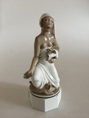 Royal Copenhagen Overglasurs Figurine af Orientalsk Kvinde med Grise No 12456 - Danam Antik