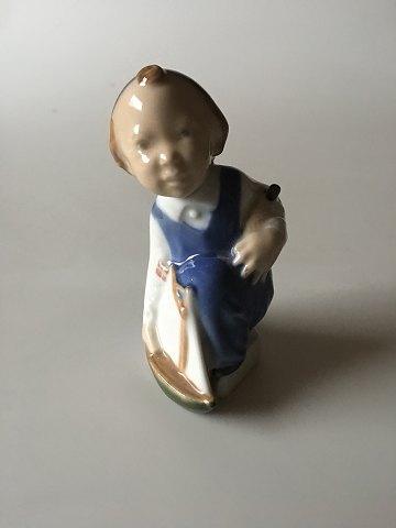 Royal Copenhagen Figur Lille Dreng med Skib "Aage" No 3272 - Danam Antik