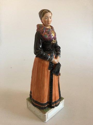 Royal Copenhagen Overglasur Figur No 12101 Acht Pitter Bachers Datter. Kirkedragt, Amager - Danam Antik