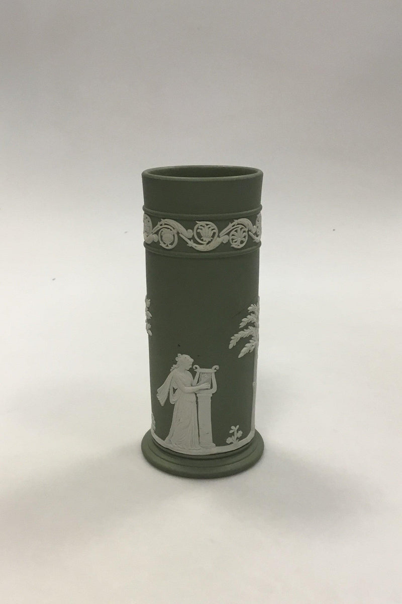 Wedgewood Cylindrisk vase dekoreret med lyrespillende gudinder. Måler 16,5 cm(6 1/2 in.) - Danam Antik