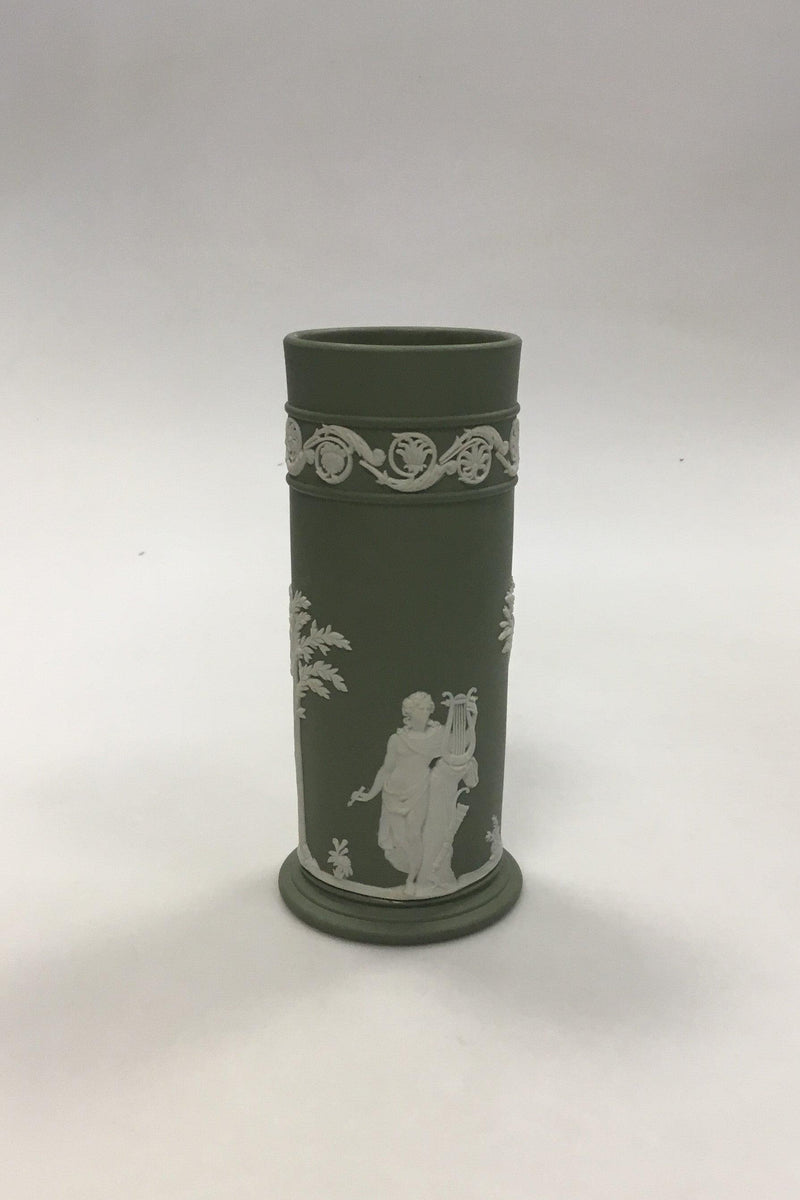 Wedgewood Cylindrisk vase dekoreret med lyrespillende gudinder. Måler 16,5 cm(6 1/2 in.) - Danam Antik