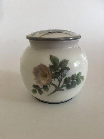 Bing & Grøndahl Lågkrukke No. 367/445 med blomster dekoration af Clara Nielsen - Danam Antik