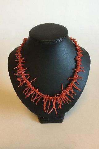 Halscollier trukket med røde koralsplitter - Danam Antik