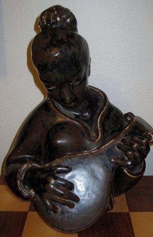 Kgl. Porcelæn Johannes Hedegaard Stentøjs Figur "Mandolinpige" No 21018 - Danam Antik