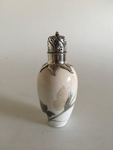 Royal Copenhagen Art Nouveau Anton Michelsen Sølv monteret sukkerstrøbøsse No 299/47A med motiv af sommerfugl - Danam Antik