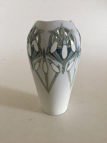 Royal Copenhagen Art Nouveau Vase gennembrudt og med motiv af Vintergækker No 470/256 - Danam Antik