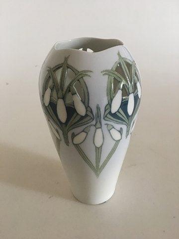 Royal Copenhagen Art Nouveau Vase gennembrudt og med motiv af Vintergækker No 470/256 - Danam Antik