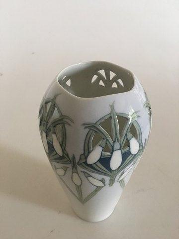 Royal Copenhagen Art Nouveau Vase gennembrudt og med motiv af Vintergækker No 470/256 - Danam Antik