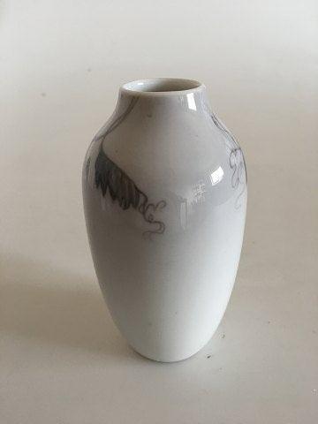 Royal Copenhagen Art Nouveau Vase med Blomstermotiv No 1305/239 - Danam Antik