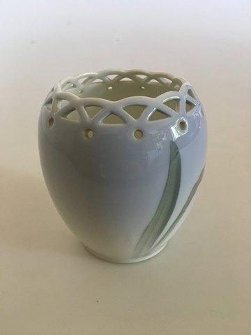 Royal Copenhagen Art Nouveau Vase No. 108/225 med Påskelilje Dekoration. - Danam Antik