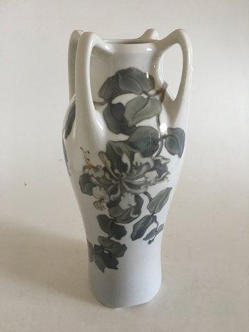 Royal Copenhagen Art Nouveau Vase No 330/246 Med Fire Hanke og Kaprifolie Motiv - Danam Antik