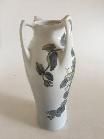 Royal Copenhagen Art Nouveau Vase No 330/246 Med Fire Hanke og Kaprifolie Motiv - Danam Antik