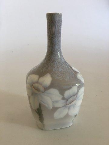 Royal Copenhagen Art Nouveau Vessel Vase No. 200/135 med Påskelilje dekoration - Danam Antik