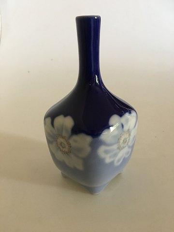 Royal Copenhagen Art Nouveau Vessel Vase No. 367/135 med Blomster dekoration - Danam Antik