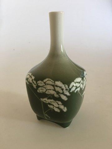 Royal Copenhagen Art Nouveau Vessel Vase No. 439/135 med Skærmblomst dekoration - Danam Antik