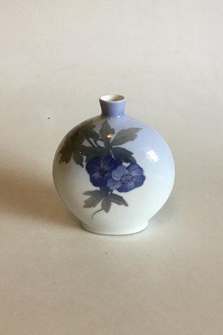 Royal Copenhagen Flad vase med blå blomst No 1763/209B - Danam Antik