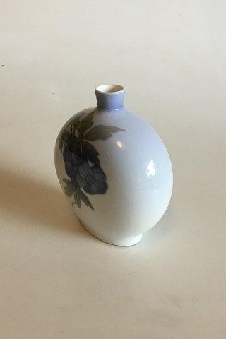 Royal Copenhagen Flad vase med blå blomst No 1763/209B - Danam Antik