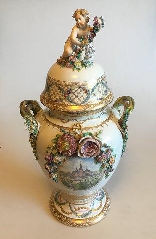 Royal Copenhagen Pragt Vase med Putti figur - Danam Antik