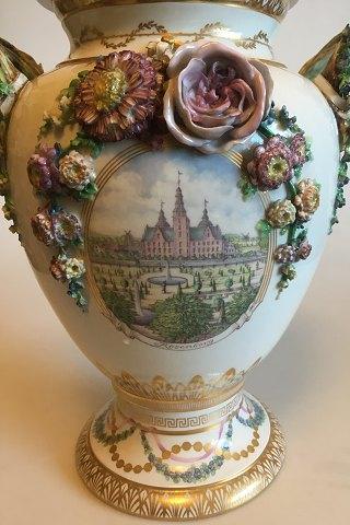 Royal Copenhagen Pragt Vase med Putti figur - Danam Antik