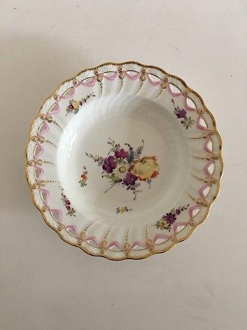 Royal Copenhagen Saksisk Blomst Dyb Tallerken med Gennembrudt Blondekant fra 1860-1890 - Danam Antik