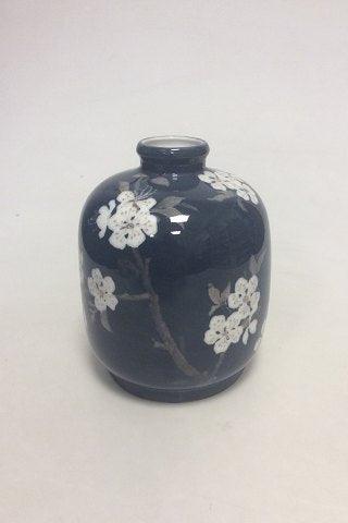 Royal Copenhagen Unika Vase af Anna Smith fra Maj 1897 Kirsebærgrene på mørk fond - Danam Antik