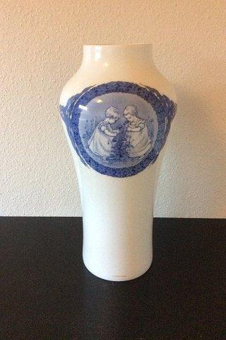 Royal Copenhagen Unika Vase af Cathrine Zernichow fra 1917 med motiv af Børn - Danam Antik