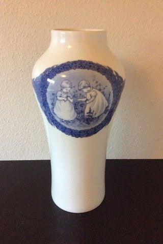 Royal Copenhagen Unika Vase af Cathrine Zernichow fra 1917 med motiv af Børn - Danam Antik