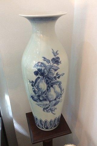 Royal Copenhagen Unika Vase af Oluf Jensen med blomster, frugter og Bier fra 1920 - Danam Antik