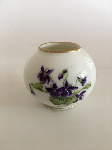 Royal Copenhagen Vase med Lilla Blomstermotiv - Danam Antik