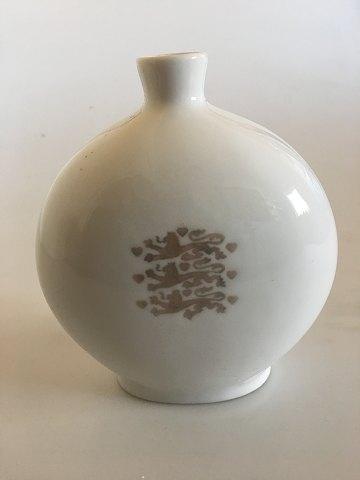 Royal Copenhagen Vase No 1715 med Skibsmotiv og rigsvåbenets tre løver og ni hjerter - Danam Antik