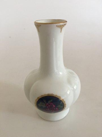 Royal Copenhagen Vase No 1981/1557 med Guldkant og Blomstermotiv - Danam Antik