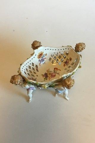 Stor bordopsats af porcelæn, rigt modelleret og prydet med pousserende blomsterfra 1916 - Danam Antik