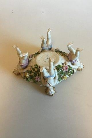 Stor bordopsats af porcelæn, rigt modelleret og prydet med pousserende blomsterfra 1916 - Danam Antik