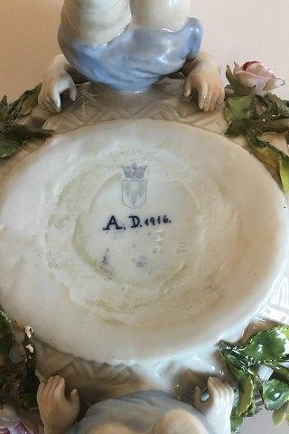 Stor bordopsats af porcelæn, rigt modelleret og prydet med pousserende blomsterfra 1916 - Danam Antik